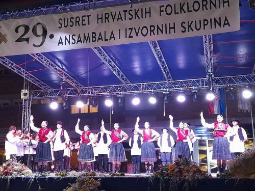 U subotu 27. kolovoza na Trgu kralja Tomislava u Županji održan je 29. Susret hrvatskih folklornih ansambala i izvornih skupina